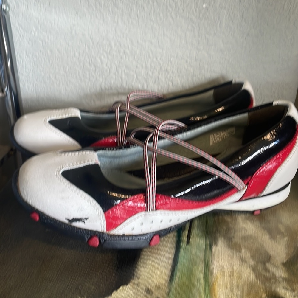 New golf stream, golf shoes.  Nice color and design.  Comfortable !!